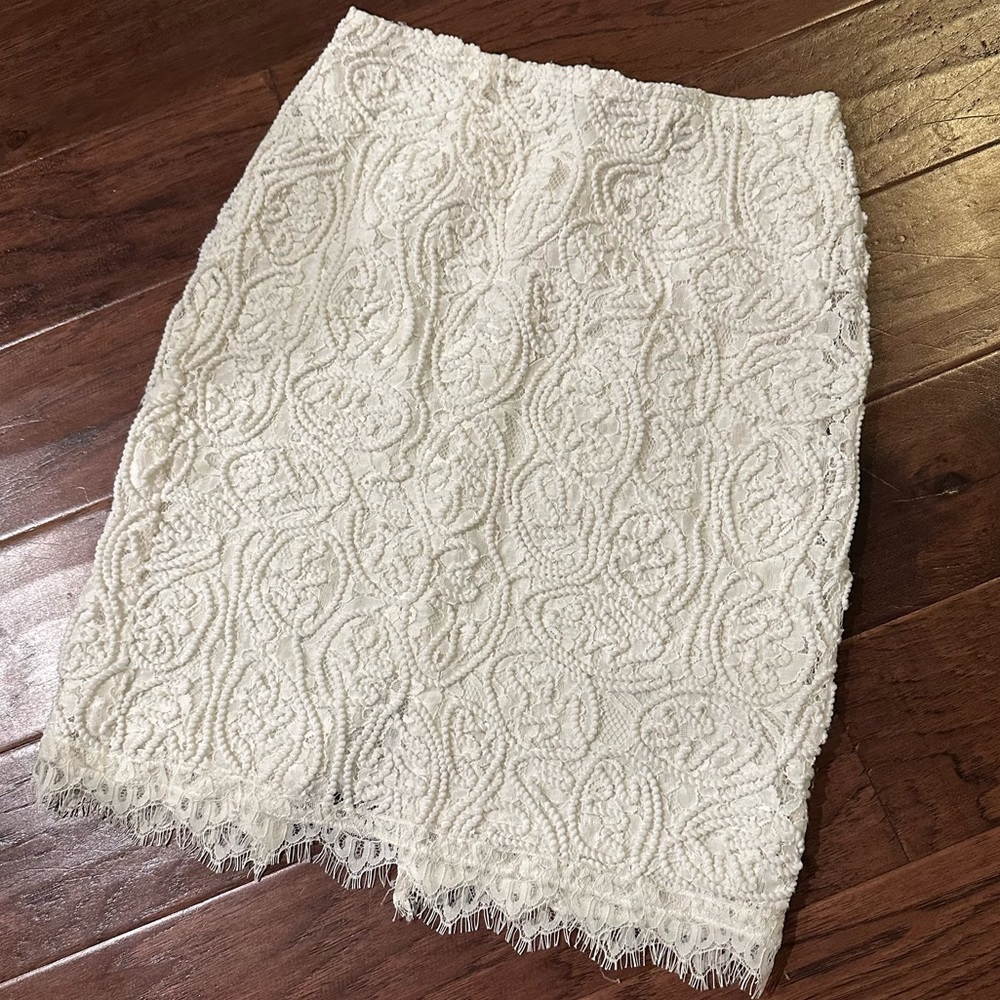 AQUA Women’s Fitted White Embroidered Skirt | Small